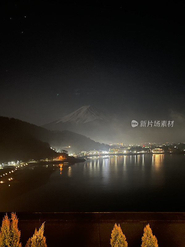 神秘的黄昏:富士山短暂的威严
