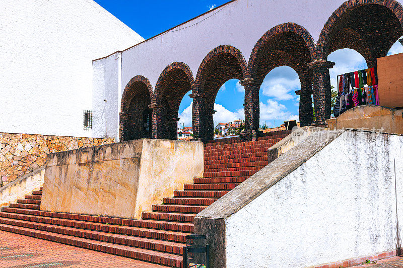 瓜塔维塔，哥伦比亚——主要城镇广场的正门。西班牙殖民风格的建筑。