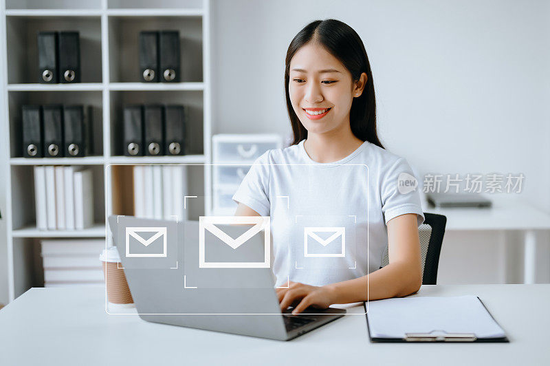 亚洲女性双手使用笔记本电脑，平板电脑在键盘上打字和上网与电子邮件图标，电子邮件营销的概念，发送电子邮件或时事通讯，在线工作的互联网网络技术。