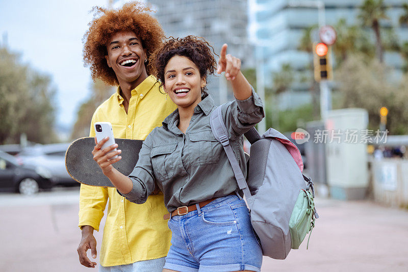 两个多种族的人愉快地探索一个新城市