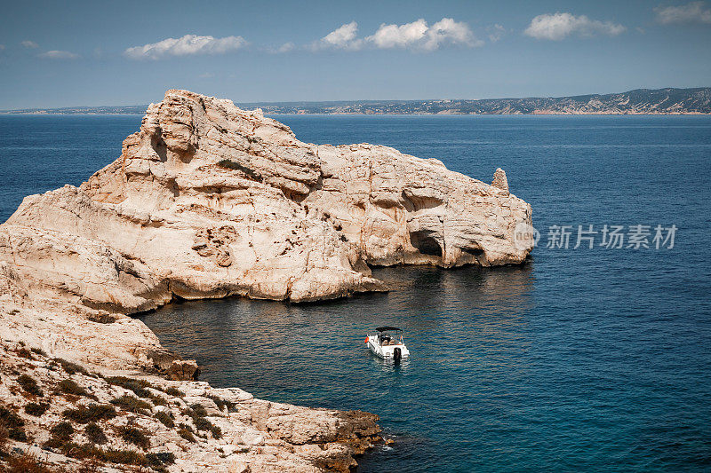 弗里乌尔岛群岛，位于法国马赛市附近的地中海沿岸，拥有美丽的小溪