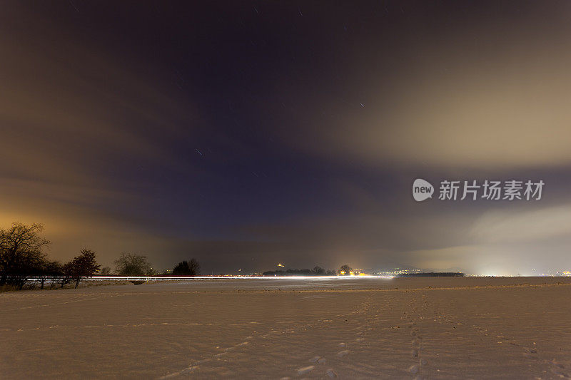 夜晚白雪覆盖的田野