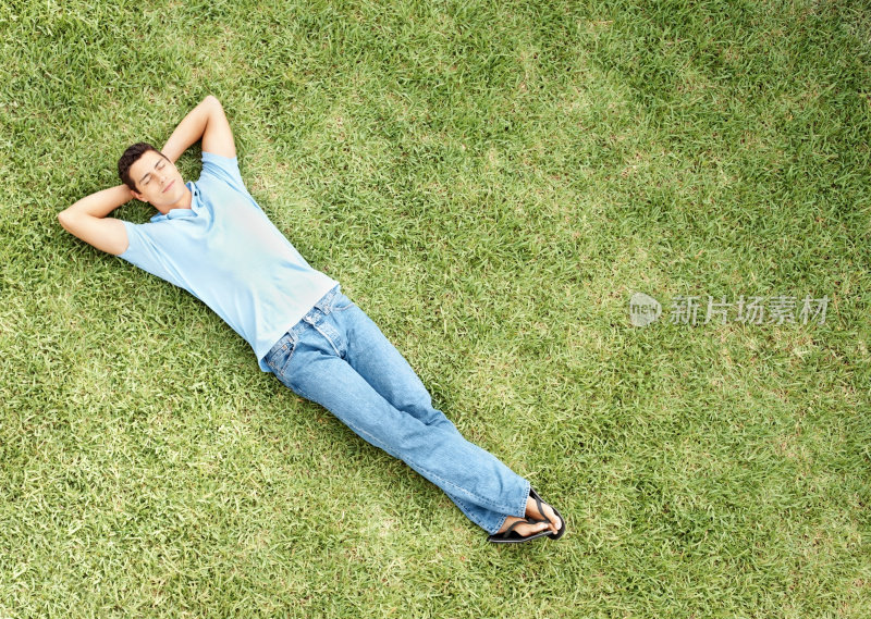 放松的年轻人睡在草地上