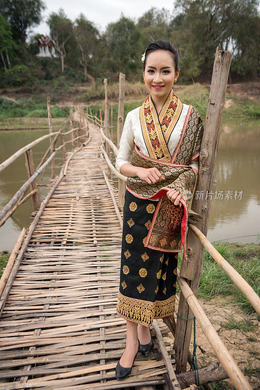 美丽的老挝妇女在传统服装
