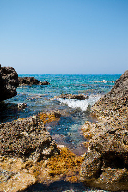 海滩和海边的岩石