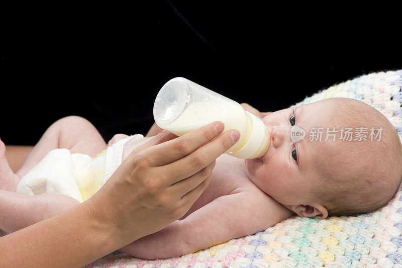 婴儿用奶瓶喝水