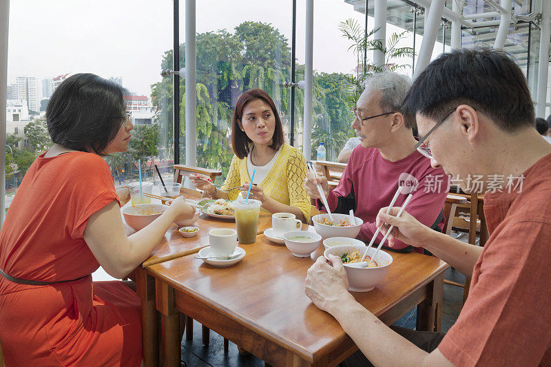 与朋友共进午餐