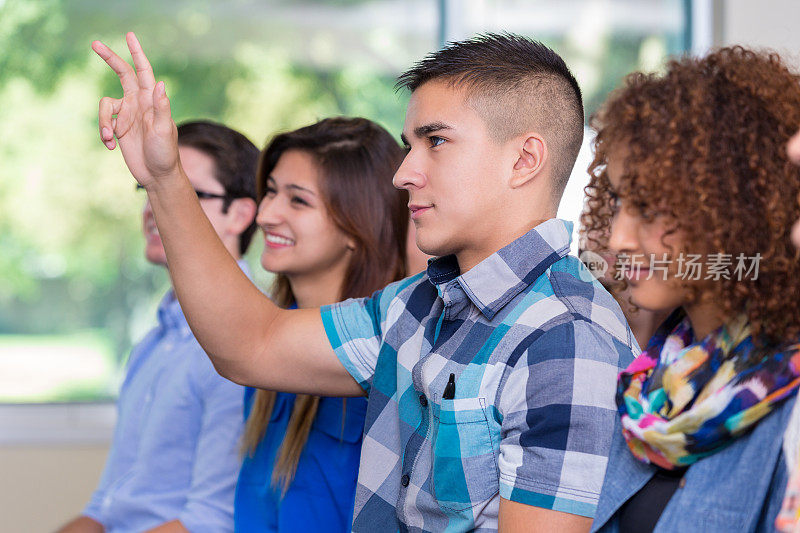高中生在演讲或集会时举手
