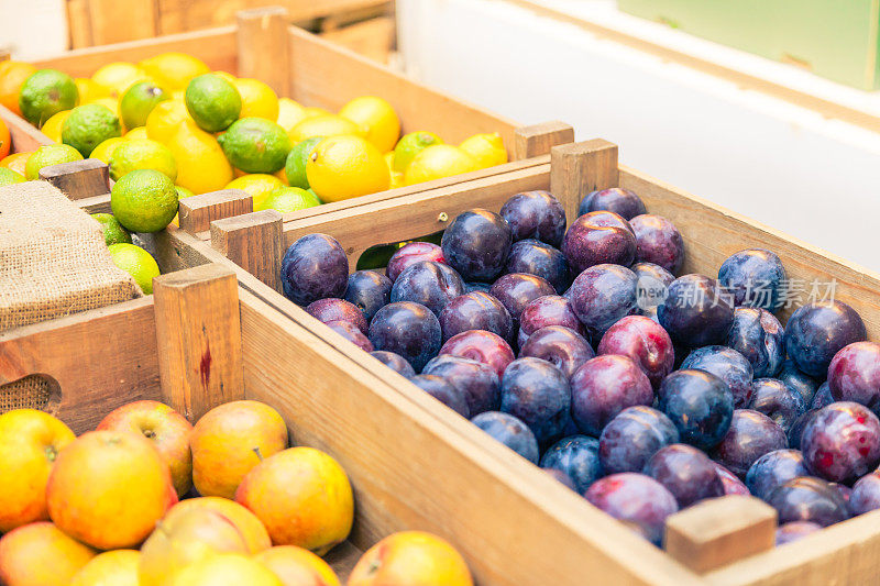 桶装李子，苹果和柠檬在博罗市场