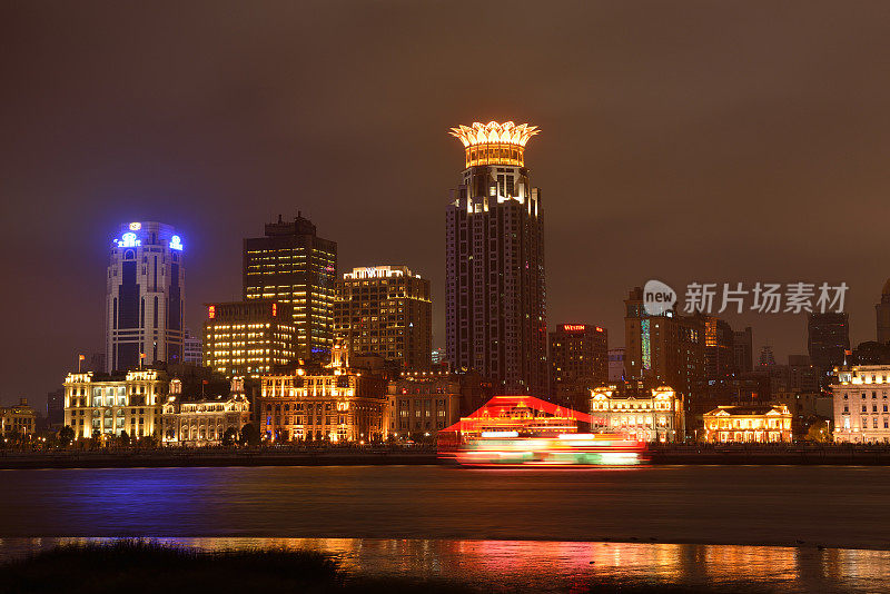 上海黄浦江畔的摩天大楼