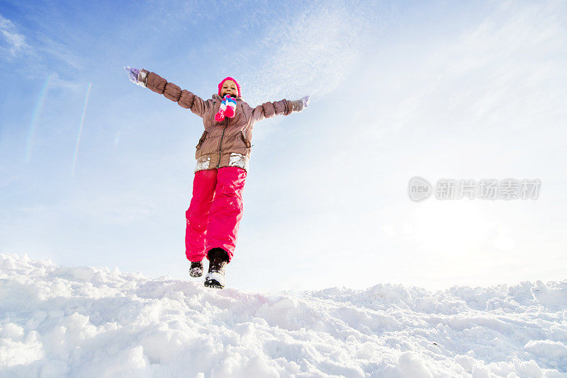 微笑的女孩享受在雪中。