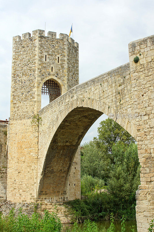 Besal吗?- Riu Fluvi桥?