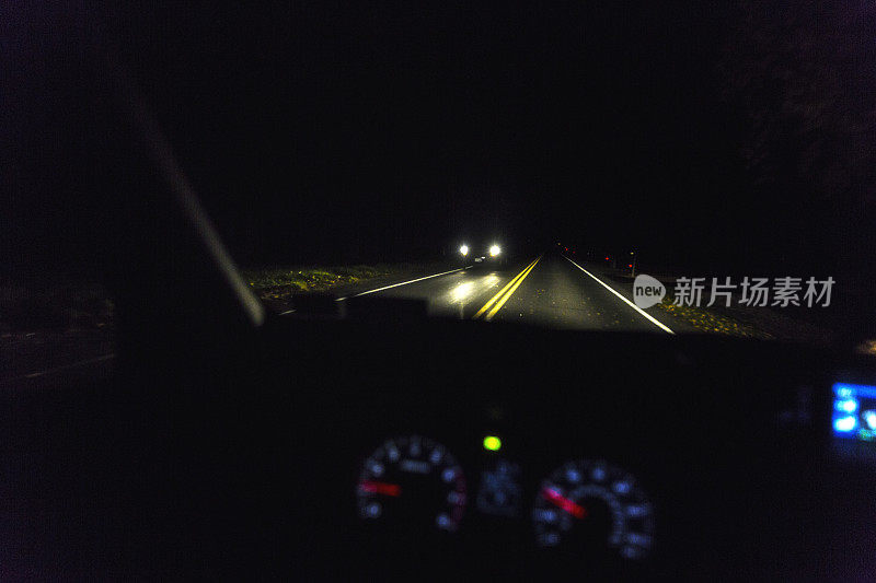 乡村公路夜间时间接近车辆前灯