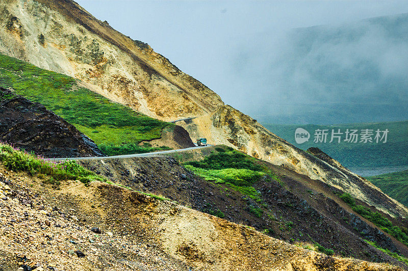 陡峭的德纳里峰的道路