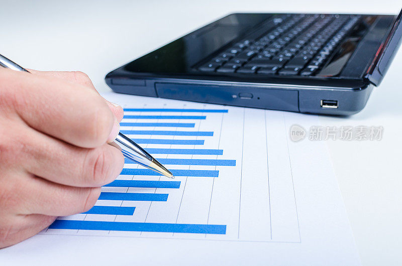 分析财务图表和文件