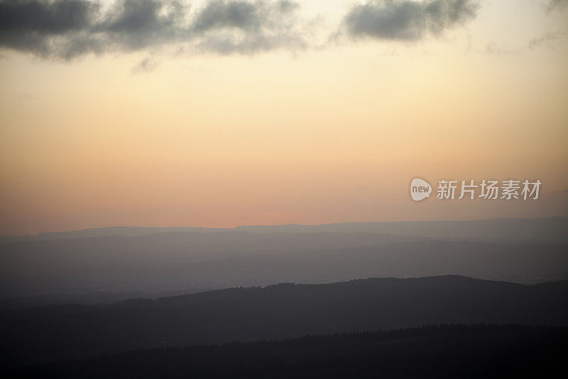 日落时的多山景观。