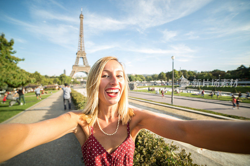 女孩在巴黎埃菲尔铁塔自拍