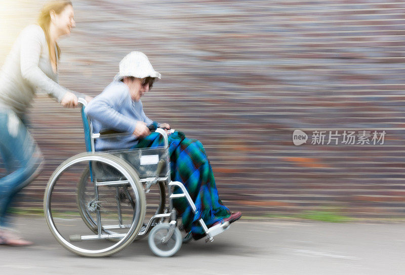 护工快速推着轮椅老人，两人都笑了