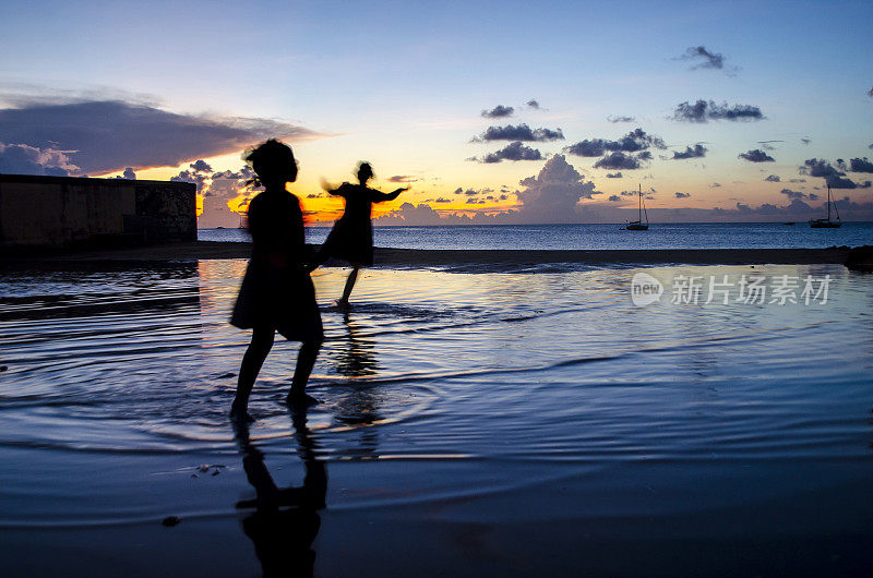 女孩们在美丽的海滩上跳舞