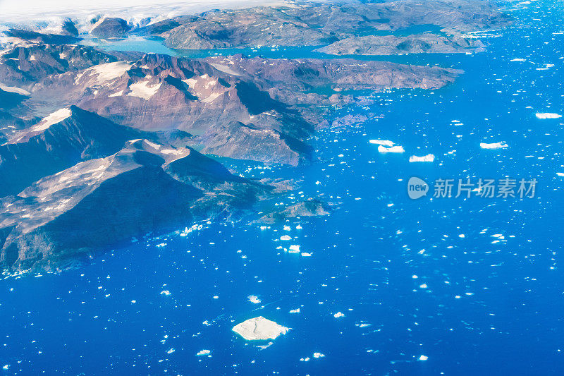 从飞机窗口看格陵兰岛库卢苏克附近的东海岸