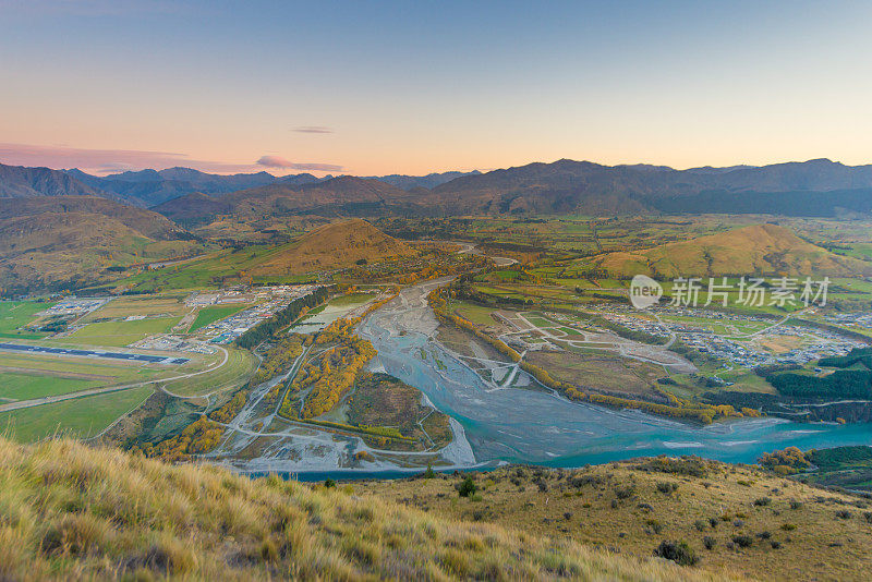 新西兰皇后镇壮观的山峰全景