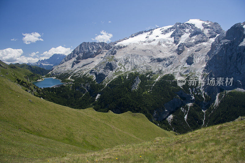 高山景观，Fedaia湖，马尔莫拉达山，夏季白云岩