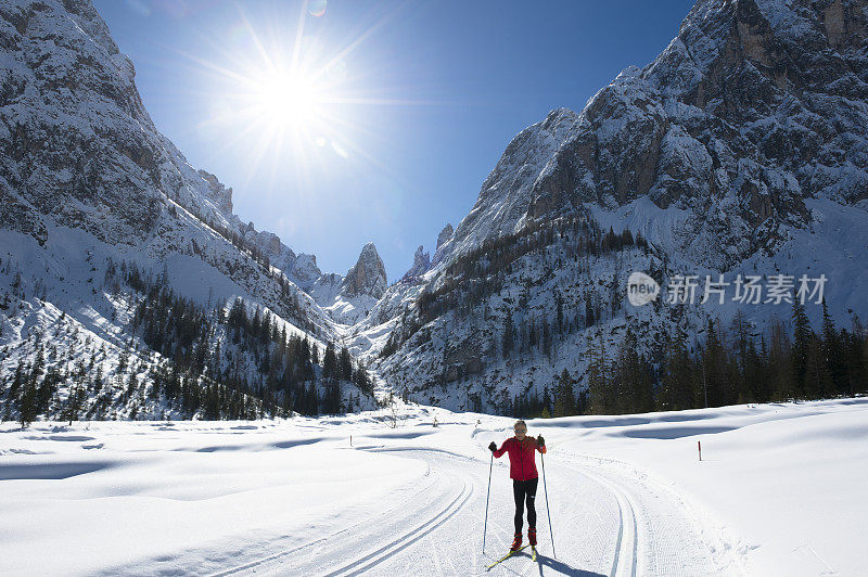 一个成年人在阳光下越野滑雪