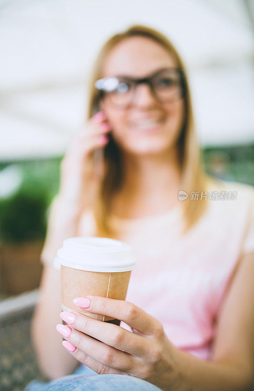 年轻女子在咖啡店喝咖啡