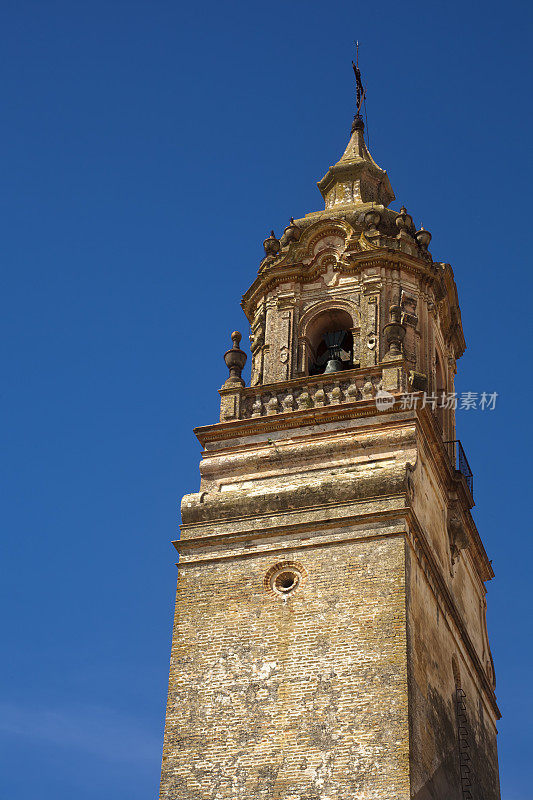 西班牙教堂钟楼。