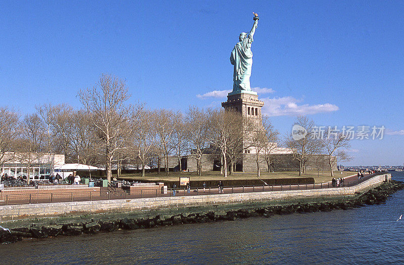 滨水自由女神像和纽约埃利斯岛