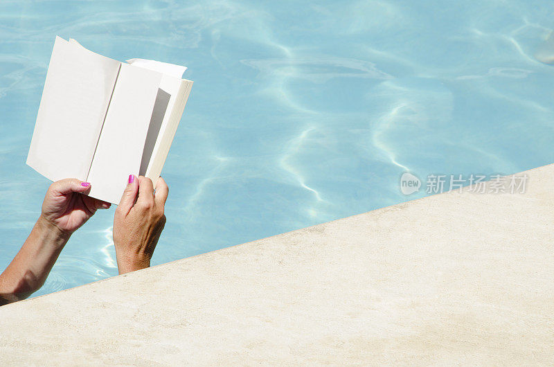 在游泳池里阅读