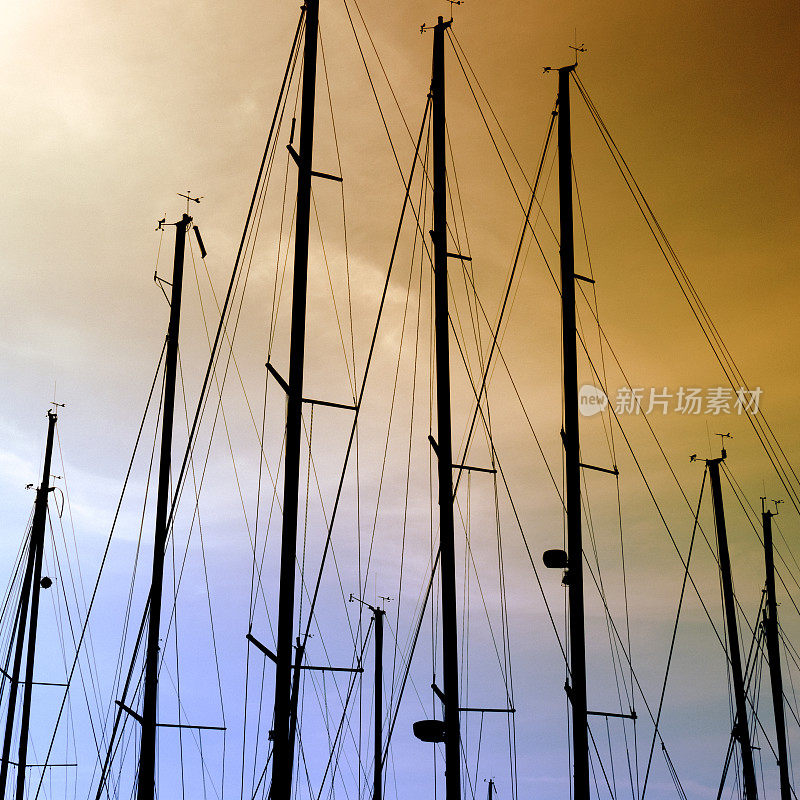 日落时帆船的桅杆