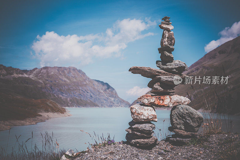 Inukshuk与山脉背景，迪克森斯湖，瑞士