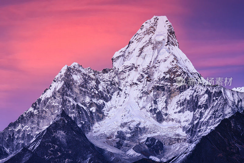 尼泊尔喜马拉雅山上美丽的阿玛达布拉姆山的日落