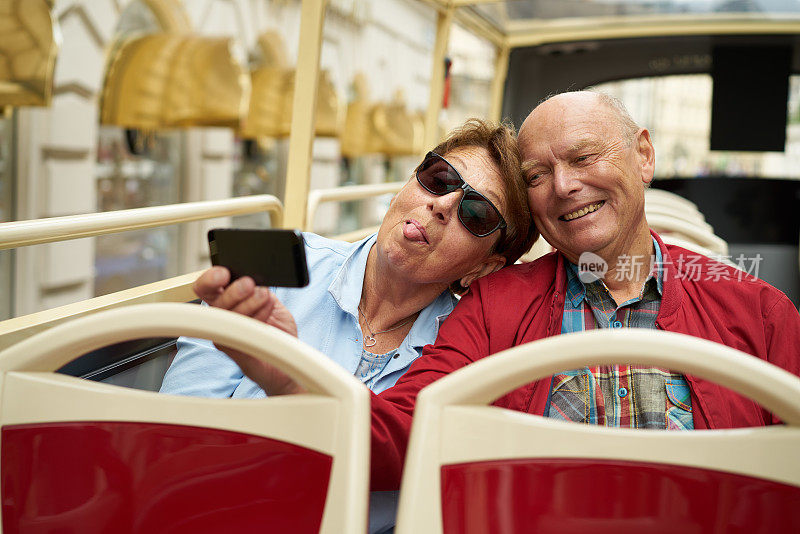 一对老夫妇在公交车上自拍