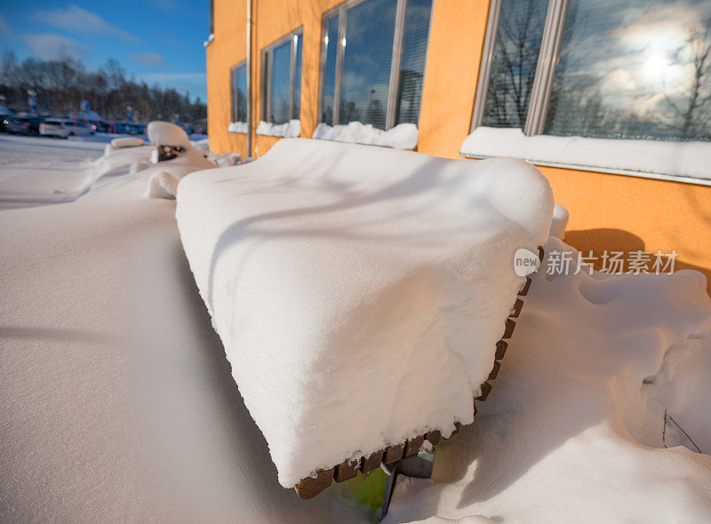 长凳上覆盖着厚厚的积雪