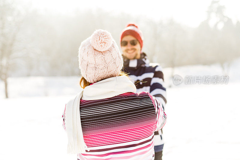 一对无忧无虑的夫妇在雪地上打转