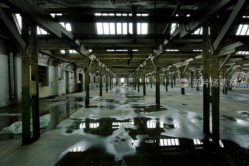 工厂大厅的地板是湿的