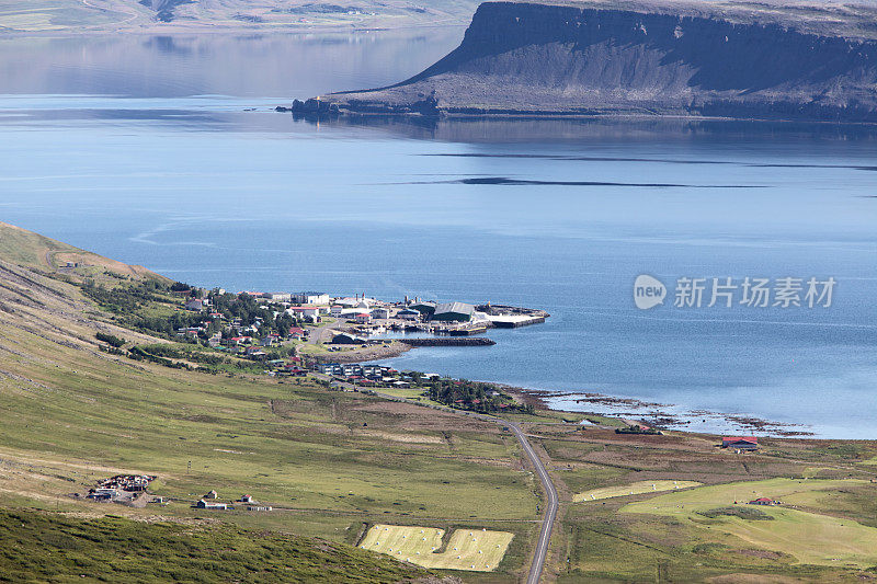 西峡湾的海岸线全景。冰岛。