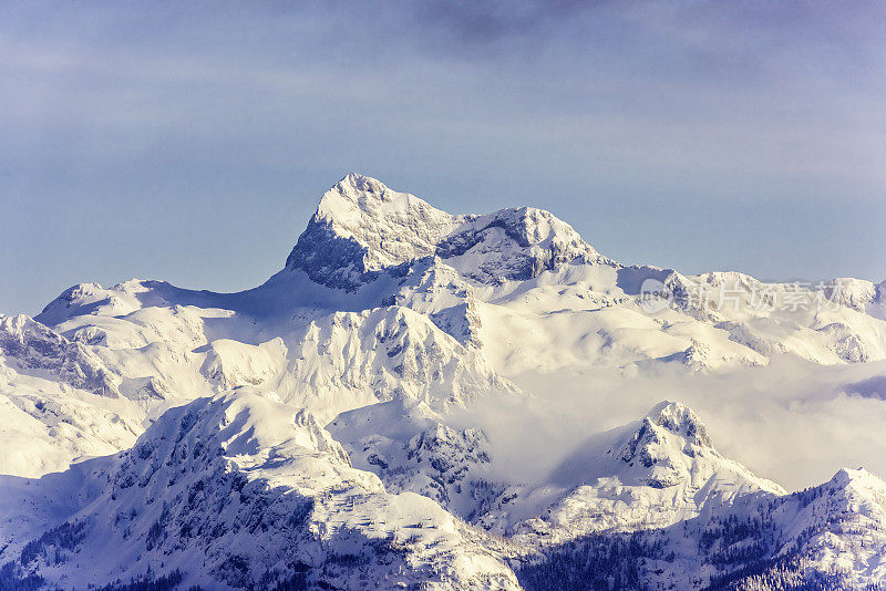 雪山上流下来