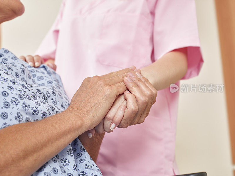 护士握着病人的手