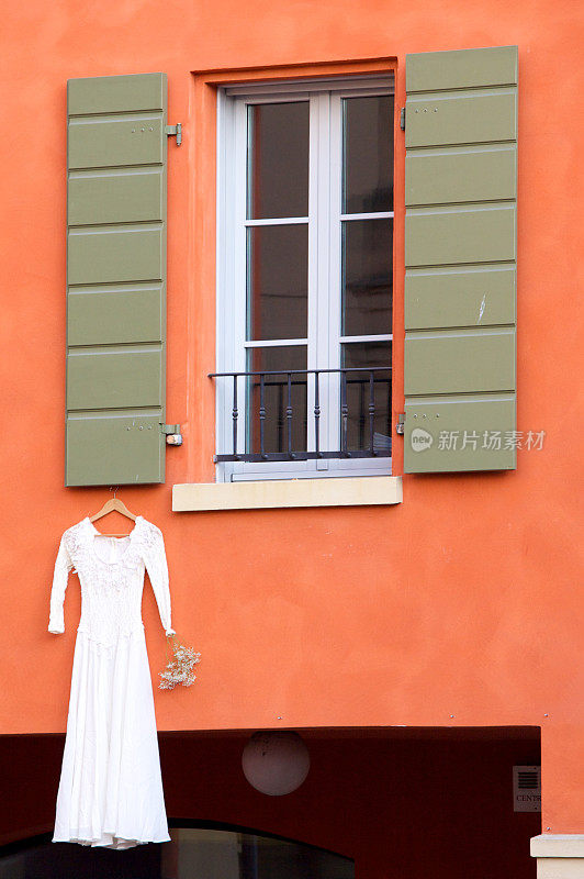 窗户上挂婚纱的房子外景。