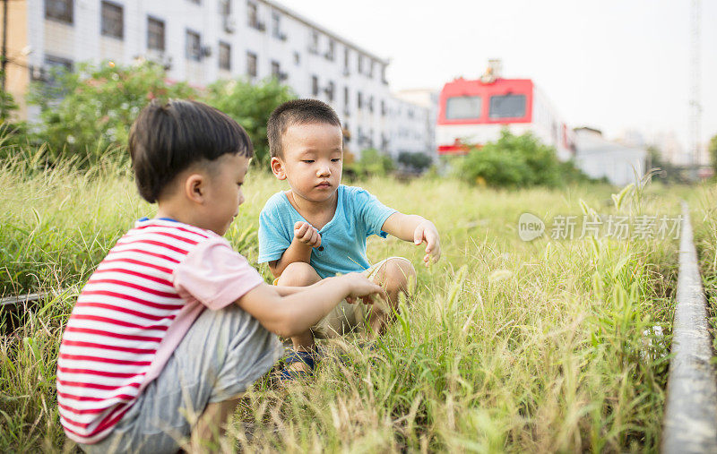 孩子们在跑道上玩耍