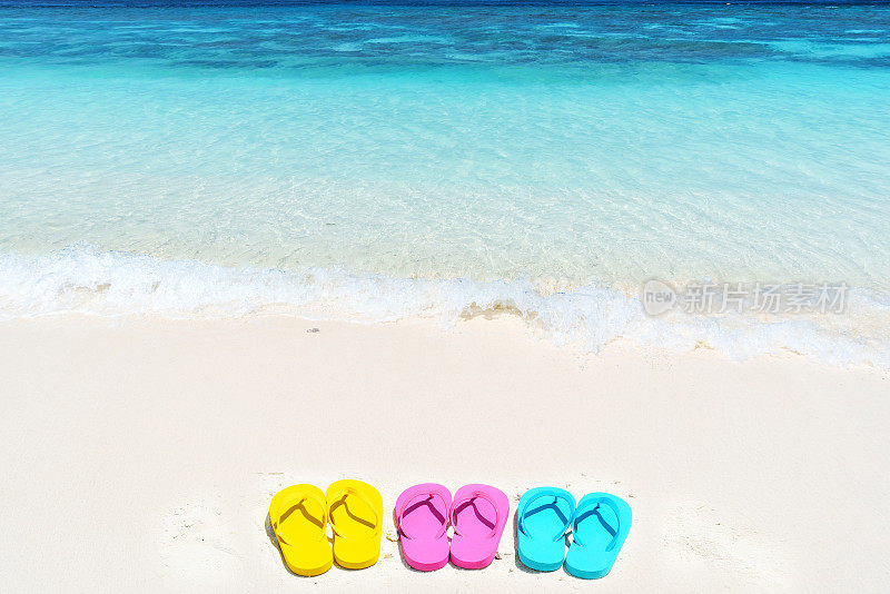 沙滩上的彩色人字拖