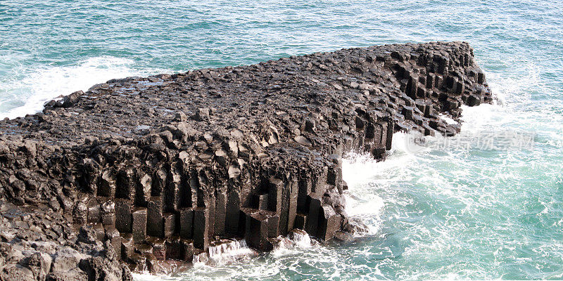 韩国济州岛火山柱状节理海滩。