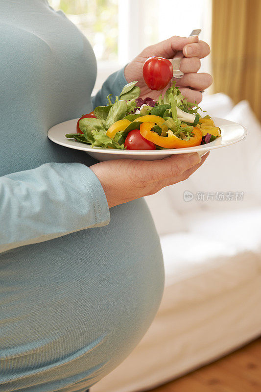 孕妇吃健康沙拉的细节