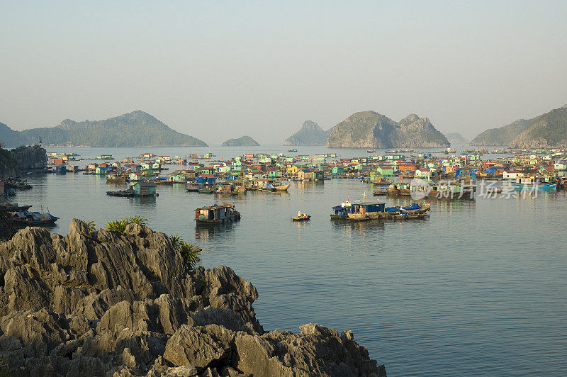 越南下龙湾吉巴岛附近的漂浮村庄