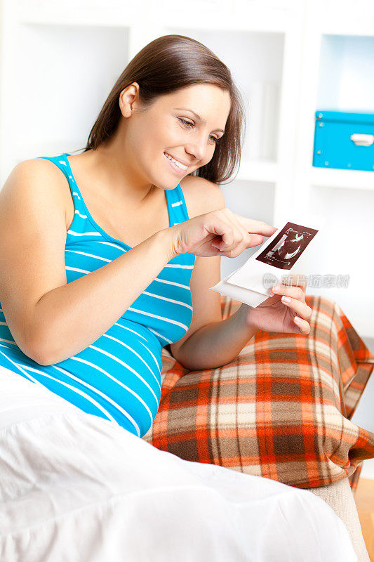 孕妇指着超声波照片