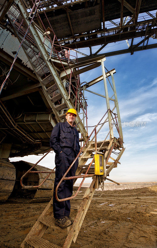 一个沉重的采矿工人正在摆姿势拍照