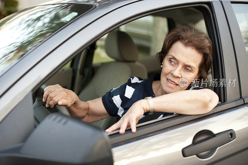 高级的女人开车